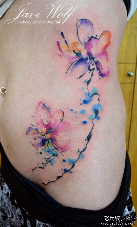 腹部彩色泼墨花卉纹身图案