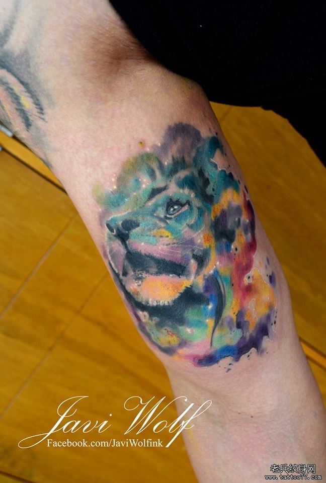 大臂彩色泼墨狮子纹身图案