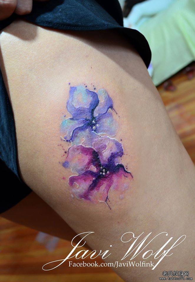 大腿性感彩色花卉纹身图案