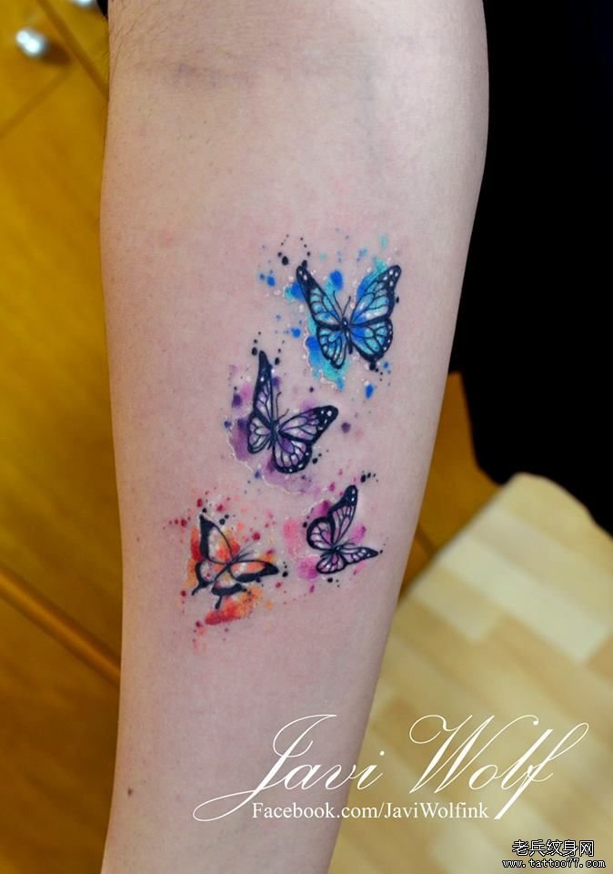 小臂泼墨彩色一群蝴蝶纹身图案
