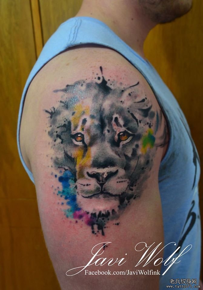 大臂泼墨彩色狮子纹身图案