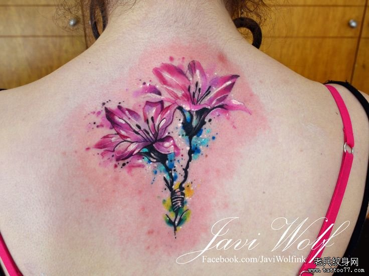 背部小清新百合花彩色泼墨花卉纹身图案