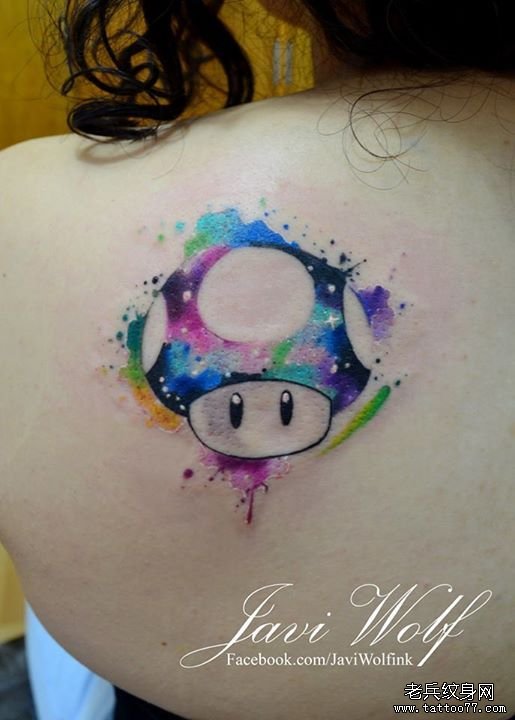 背部彩色泼墨蘑菇纹身图案