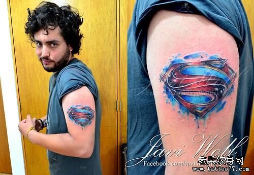 大臂超人标志彩色泼墨纹身图案