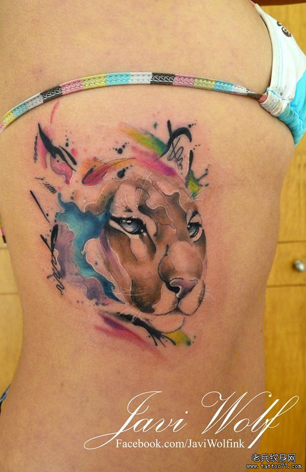 侧腰狮子泼墨彩色纹身图案