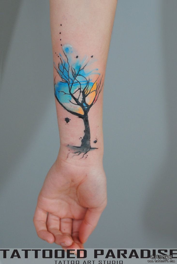 手腕泼墨彩色树纹身图案