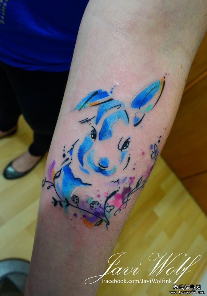 小臂彩色泼墨兔子纹身图案