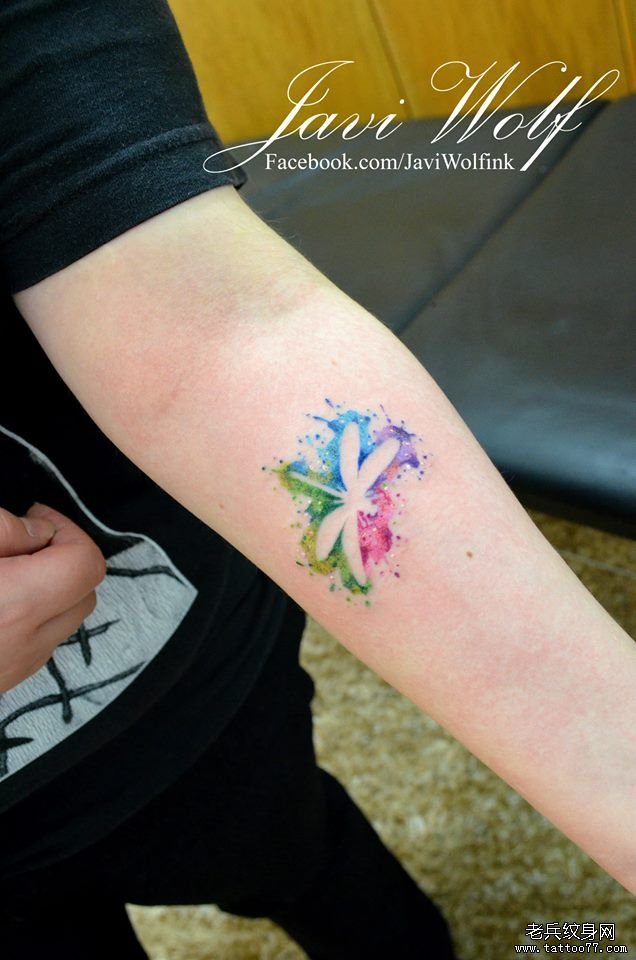 小臂蜻蜓彩色泼墨纹身图案