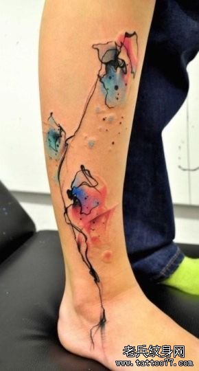 小腿线条彩色泼墨花朵纹身图案