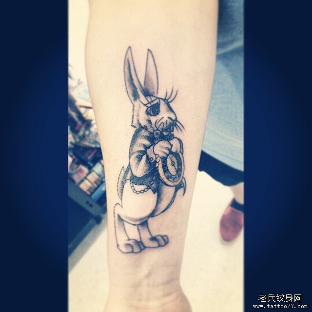 小臂兔子欧美卡通纹身图案