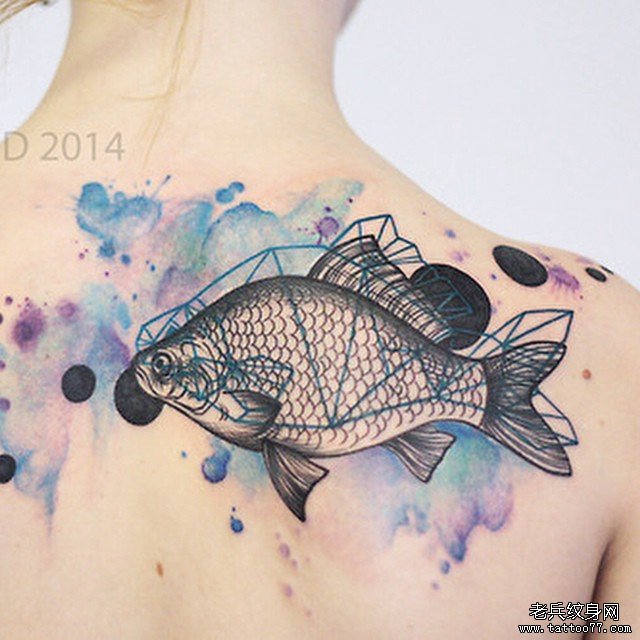 背部鲤鱼彩色泼墨纹身图案