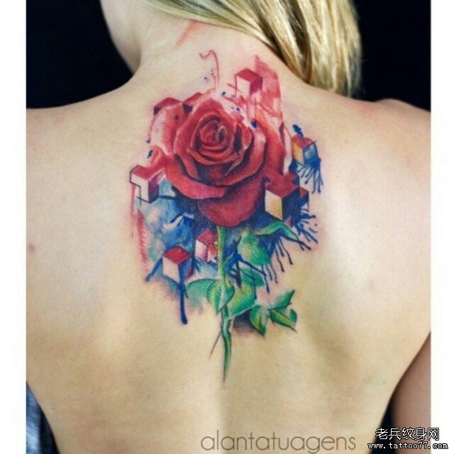 背部欧美彩色泼墨玫瑰纹身图案