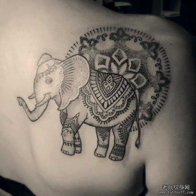 背部大象梵花黑灰纹身图案