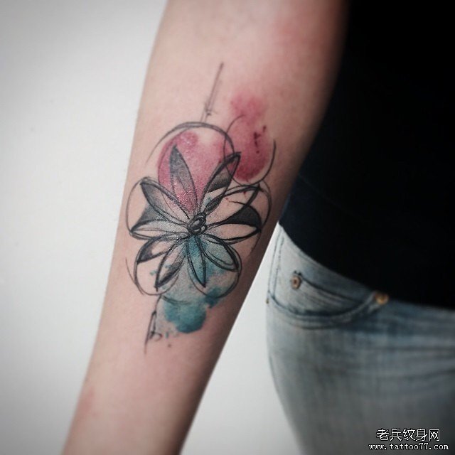 小臂彩色泼墨花卉线条纹身图案