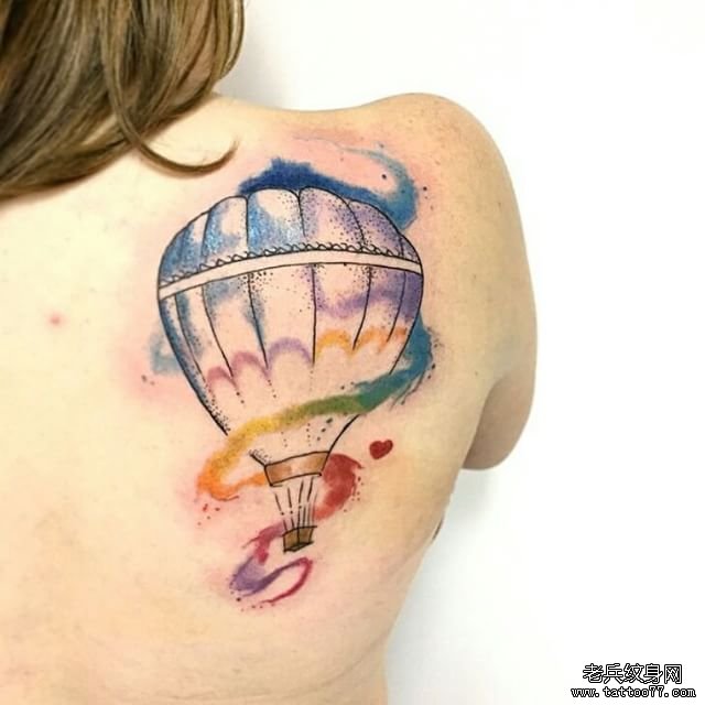 女生背部热气球泼墨彩色纹身图案