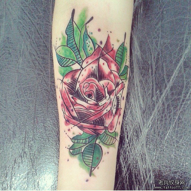 小臂彩色玫瑰泼墨纹身图案
