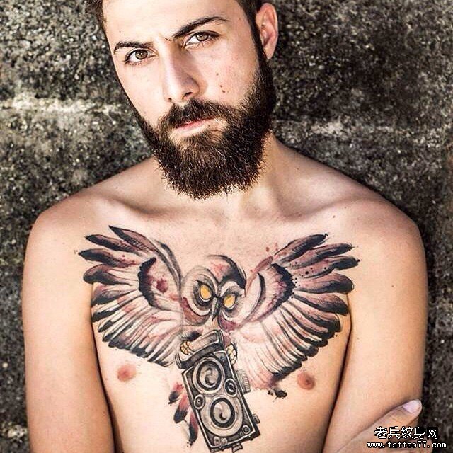 欧美男性胸部猫头鹰纹身图案