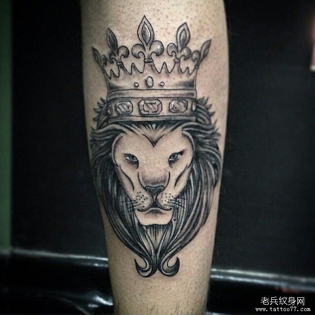 小腿狮子皇冠黑灰纹身图案