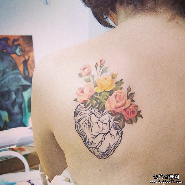 背部小清新心脏花卉纹身图案