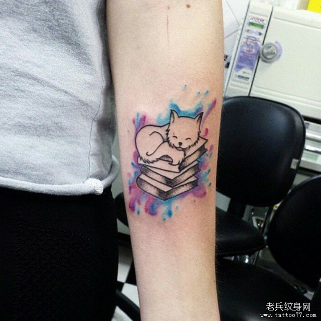 小臂彩色小清新泼墨猫图书纹身图案