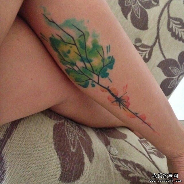 小腿欧美泼墨树纹身图案