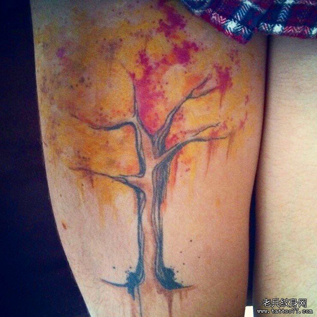 大腿彩色泼墨树纹身图案