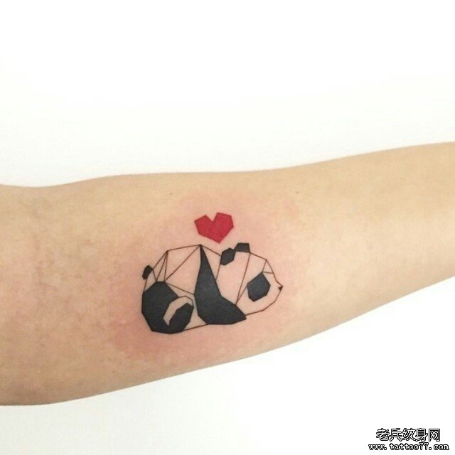 小臂熊猫心形小清新几何纹身图案