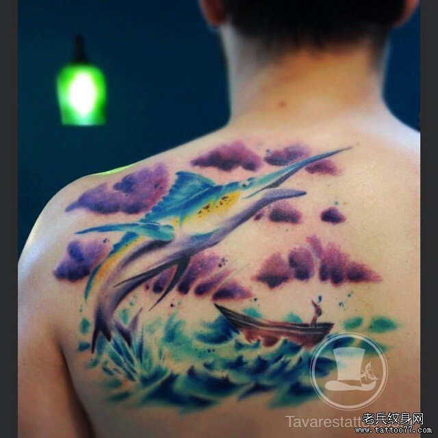 背部泼墨彩色金枪鱼纹身图案