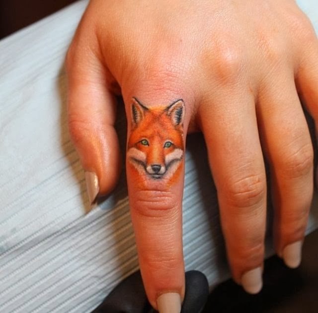 手指上的狐狸头彩色纹身图案