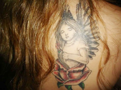 小天使女孩和玫瑰花瓣纹身图案