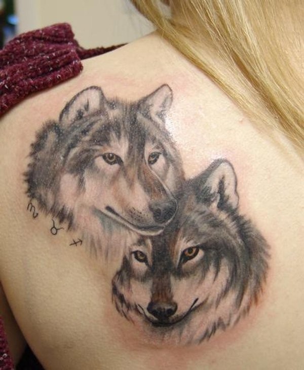 背部彩绘的恩爱狼头像与星座符号纹身图案