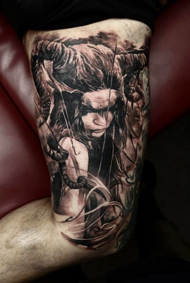 黑灰魔鬼的女人和羊角手臂纹身图案