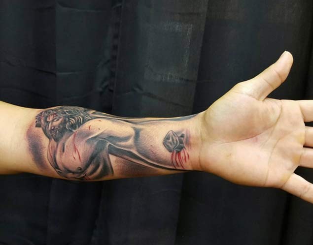 手臂3D风格彩色的受伤耶稣纹身图案