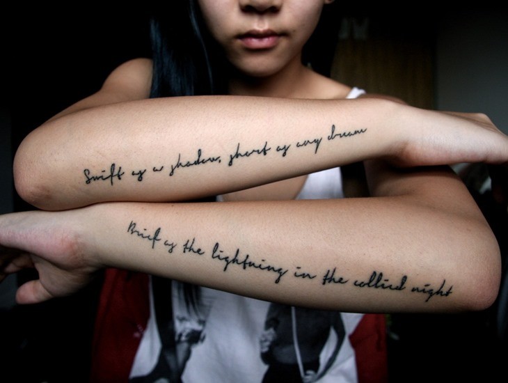 女生手臂黑色的字母简约纹身图案