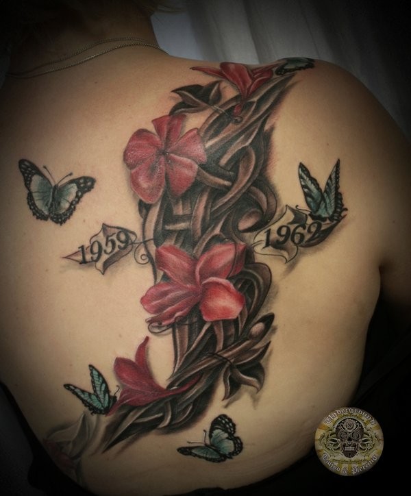 背部3D纪念花卉与日期和蝴蝶纹身图案