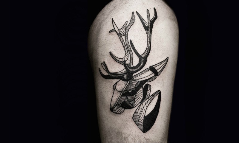 神秘风格黑色线条鹿头大腿纹身图案