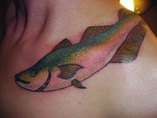 肩部好看的彩色鱼纹身图案