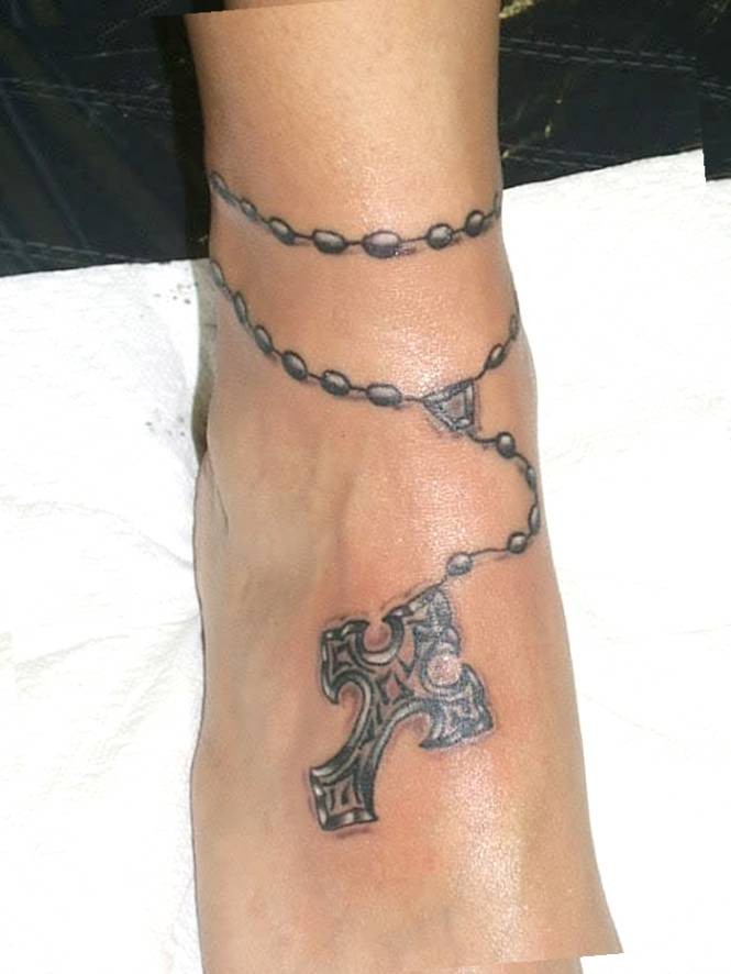 脚踝念珠与十字架黑白纹身图案