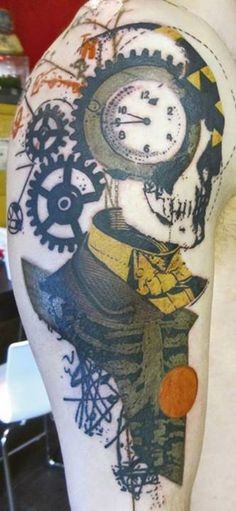 大臂抽象风格的彩色时钟和机械纹身图案