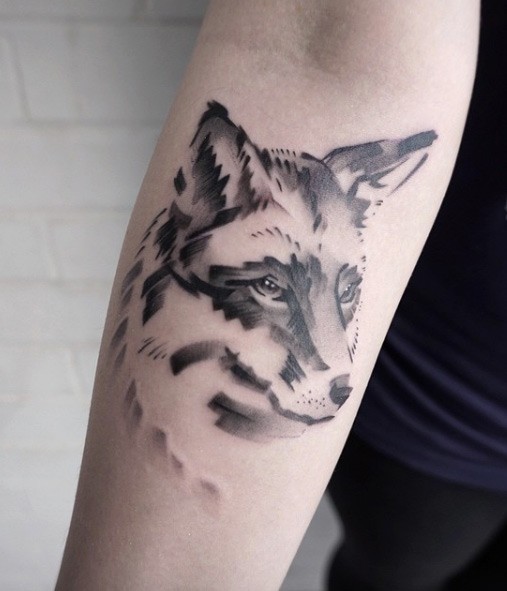 可爱的黑色狐狸头手臂纹身图案