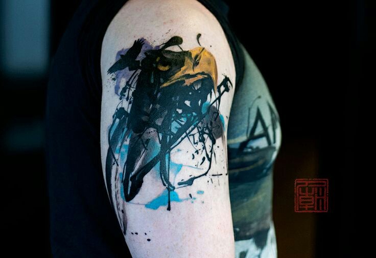 手臂抽象的小鸟彩色纹身图案