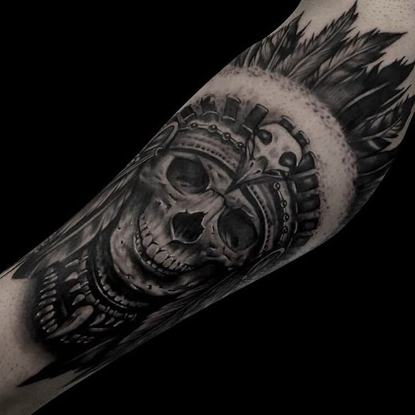 写实印度骷髅与羽毛黑灰手臂纹身图案