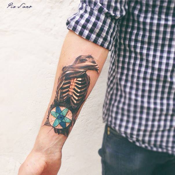 小臂抽象风格的彩色神秘人类骨骼纹身图案