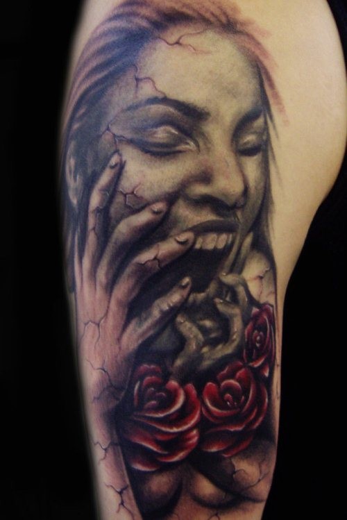 可怕的彩色恐怖尖叫女人与玫瑰手臂纹身图案