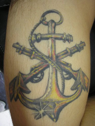 船锚和两支枪彩色纹身图案