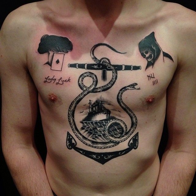 胸部黑色的蛇和船锚纹身图案