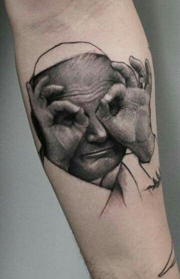 有趣的男性肖像黑灰手臂纹身图案