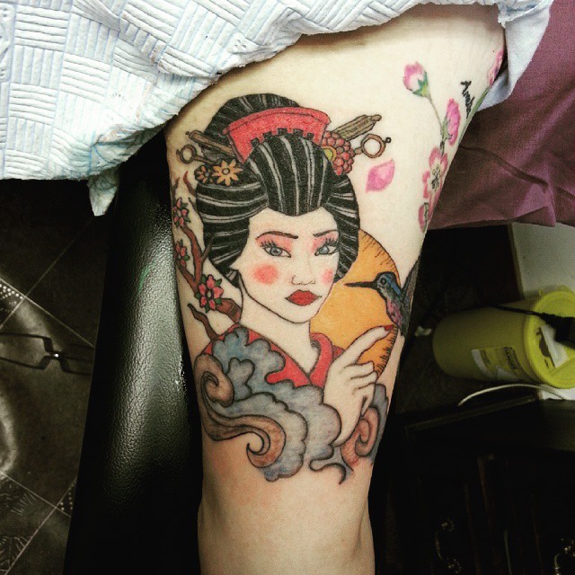 old school五彩的亚洲艺妓与鸟手臂纹身图案