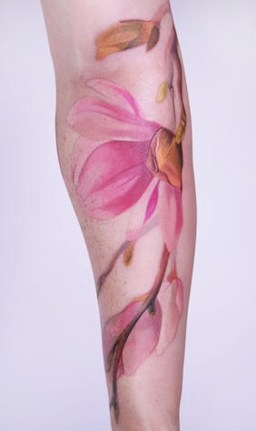 手臂美丽的3D彩色花朵纹身图案