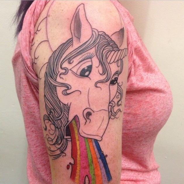 手臂卡通独角兽与彩虹个性纹身图案
